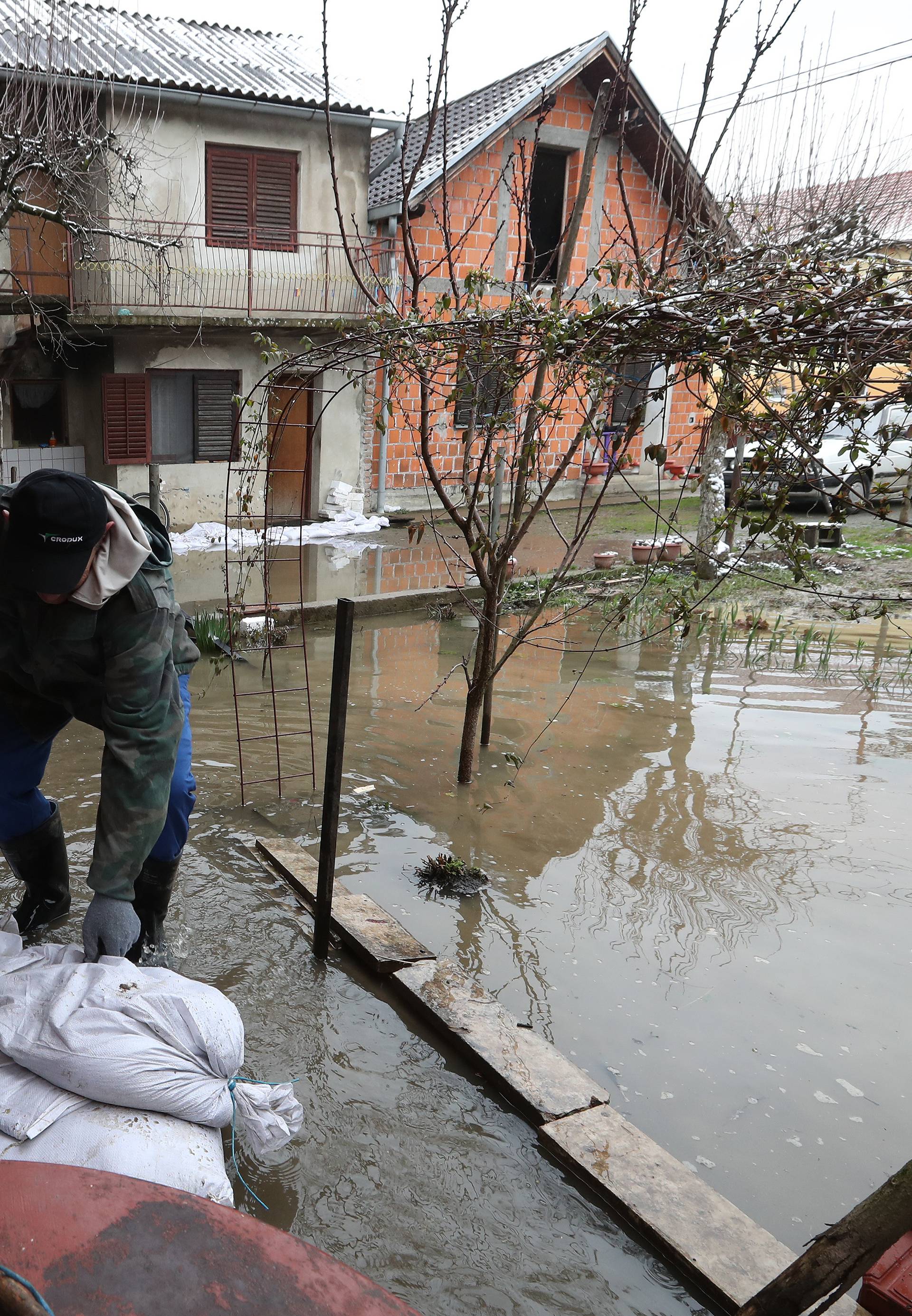 Ronioci dva sata u ledenoj vodi 'krpali' nasip kod Tanca na Uni