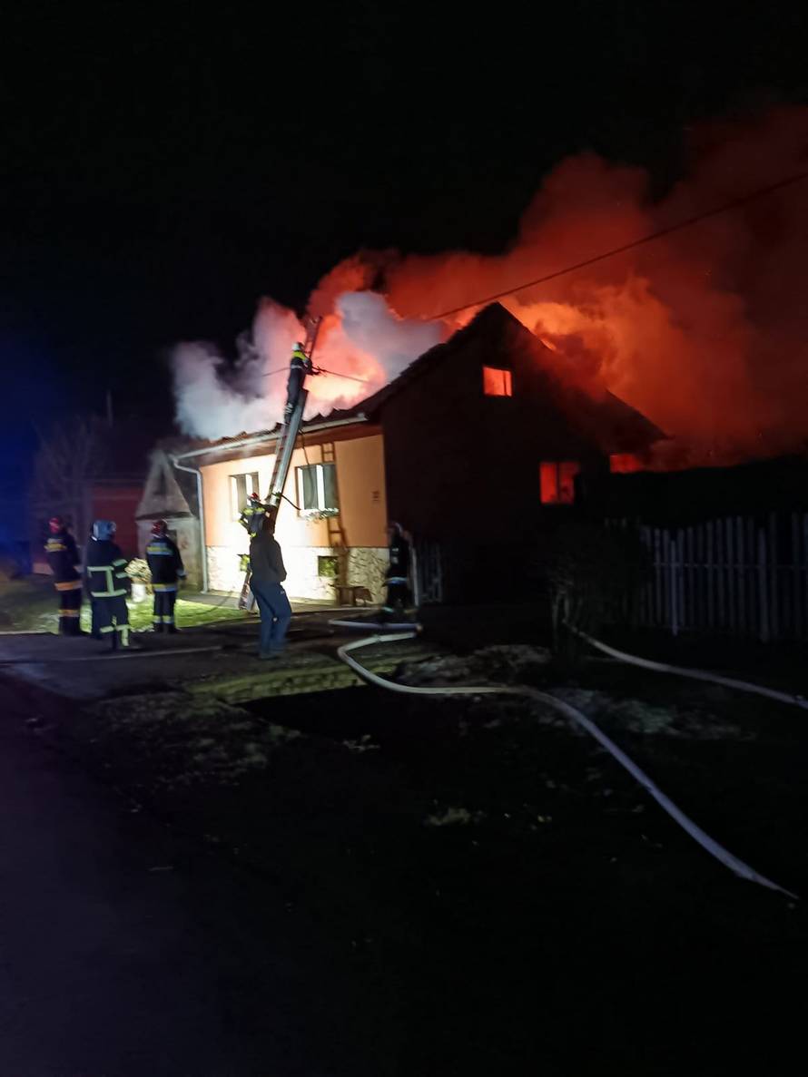 FOTO Užas kraj Slavonskog Broda: 'Žena je sama pokušala spasiti kuću, ali sve je izgorjelo'
