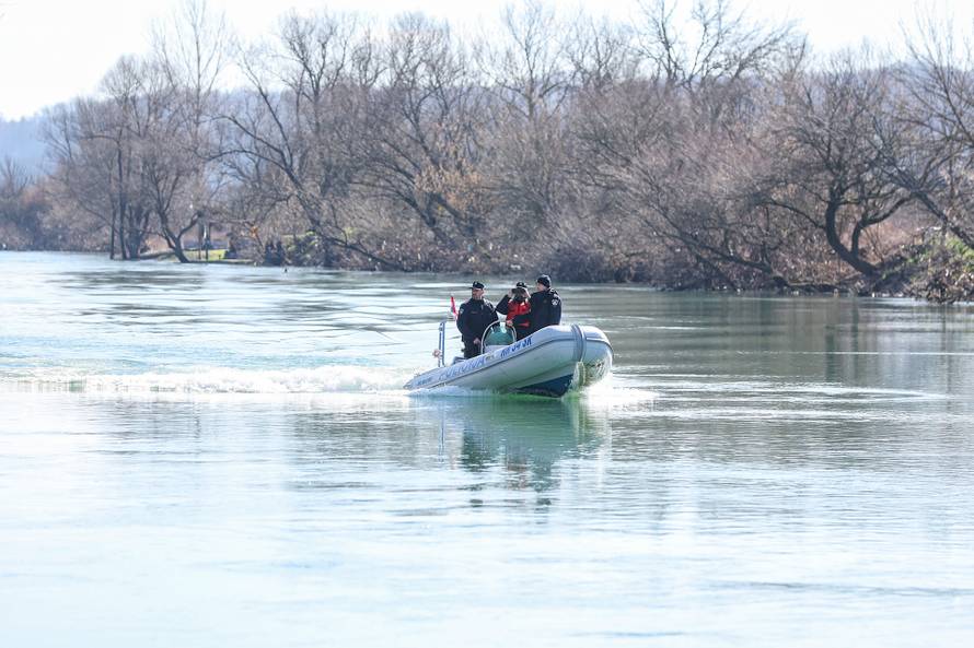 24sata Hrvatska Kostajnica: Policajci koji su prvi pronašli migrante koji su spašeni iz rijeke Une