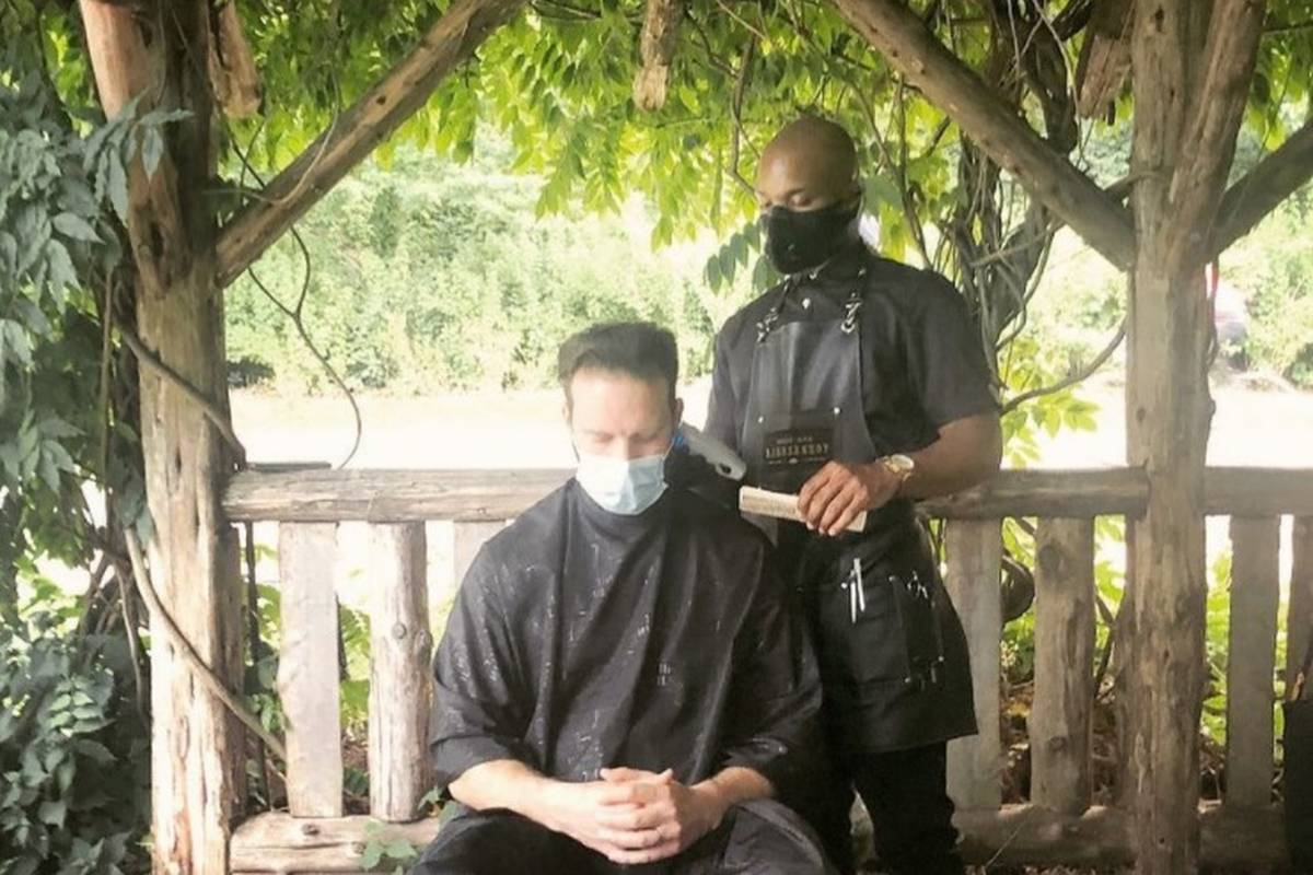 Njujorški brijač: 'Salon' mu je stolica pod sjenicom, a mnogi uživaju u šišanju na otvorenom