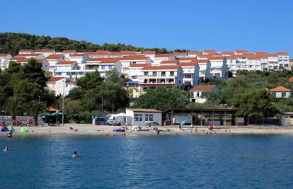 Potukli se na šoltanskoj plaži: 'Sve je krenulo zbog para koji je doveo psa tu na kupanje...'