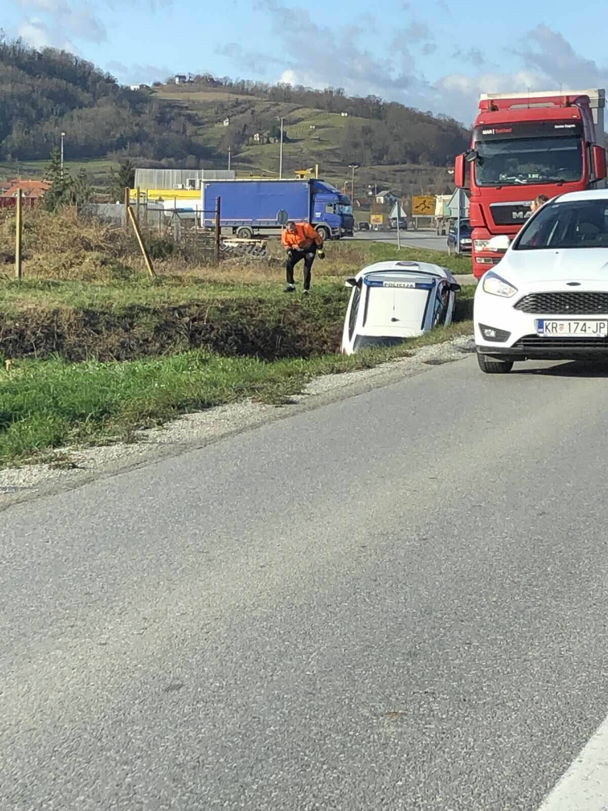 Policijski automobil 'parkirao' u jarak: 'Dobro su se sakrili'