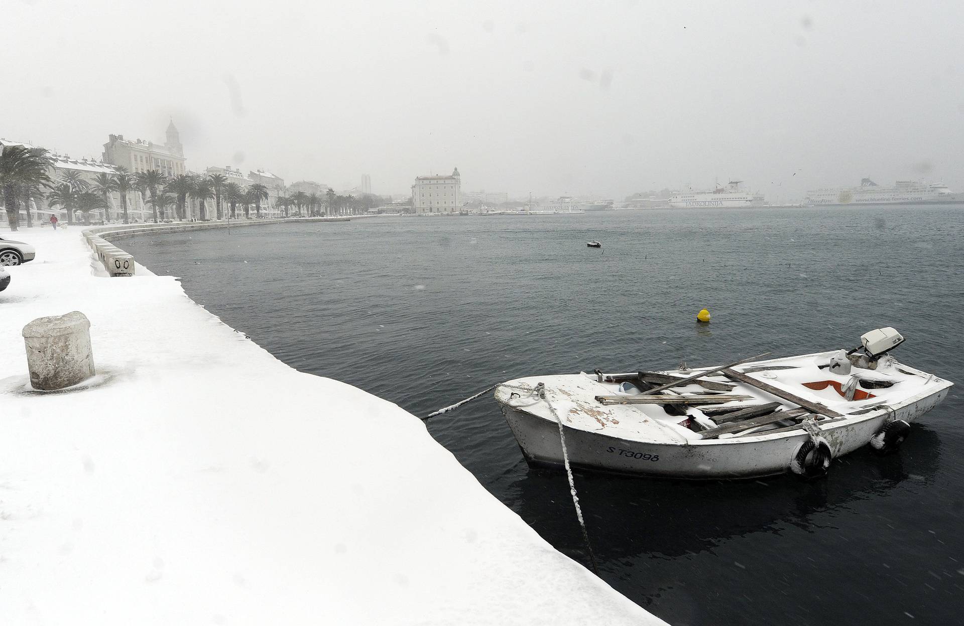 Split: Terase kafi?a na rivi zametene snijegom