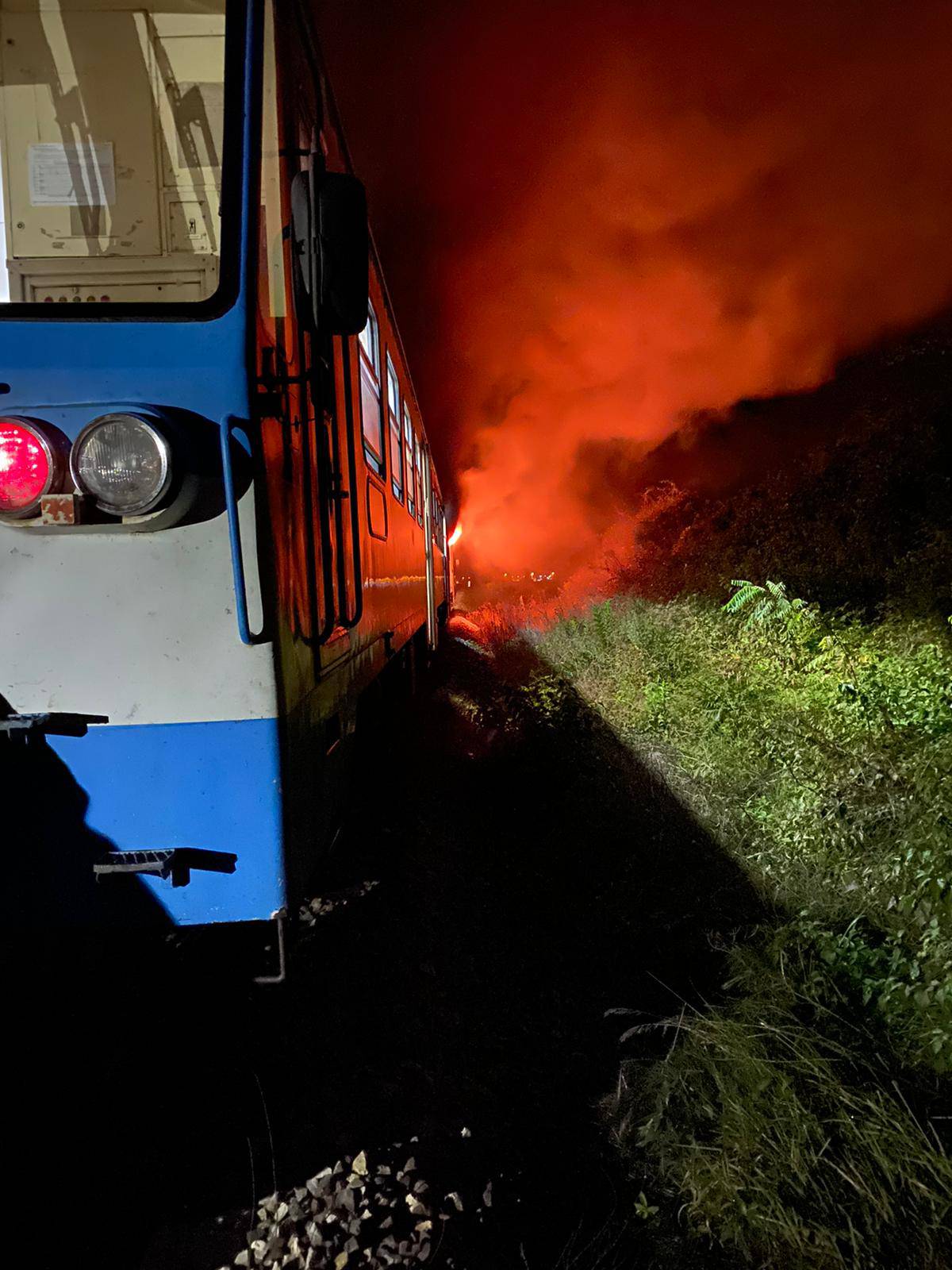 VIDEO Kod Našica gorio vlak: 'Sve je bilo puno dima. Vatra se proširila. Izašli smo na vrijeme'