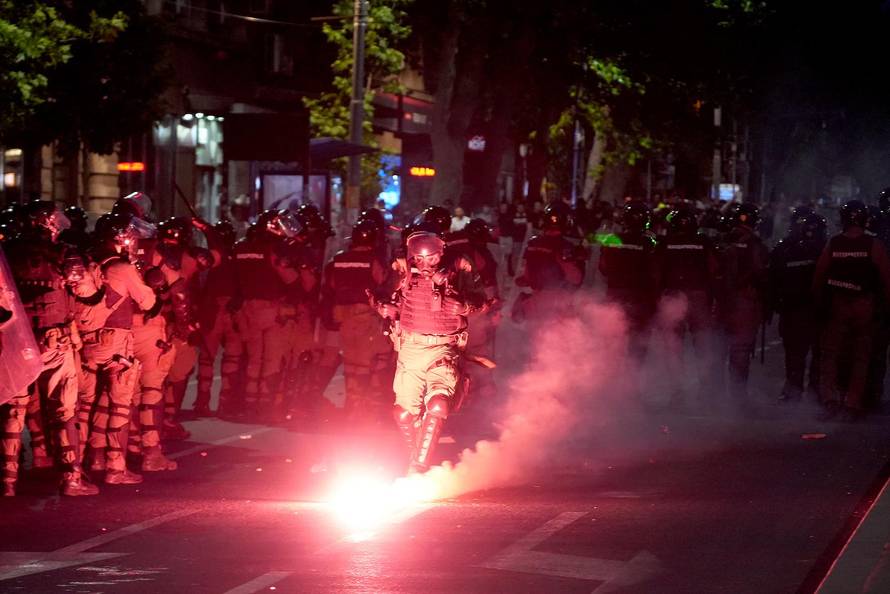 Neredi u Beogradu, sukobili se prosvjednici i policija