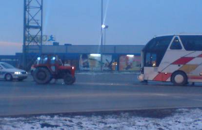 Vozač traktora nije stao na 'Stop' pa ga udario bus