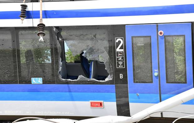 VIDEO Vozač kamiona preminuo nakon stravične nesreće i naleta putničkog vlaka kod Sl. Broda