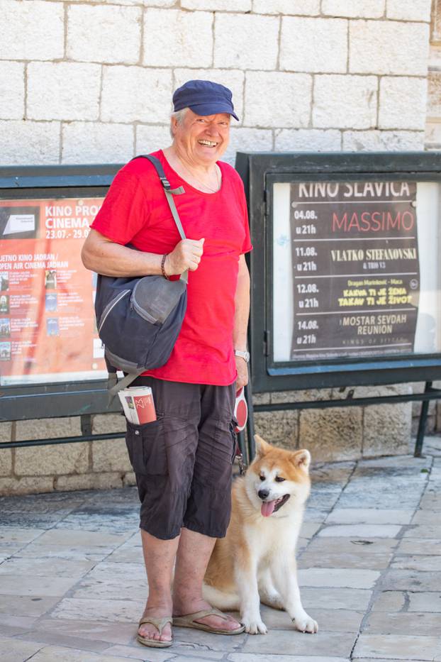 Dubrovnik: Ibrica Jusić s novim psićem Simbom obavili jutarnju kupovinu