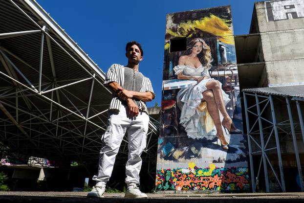 Zagreb: Dejan Šebastijan naslikao je ogroman mural na nedovršenoj bolnici u Blatu