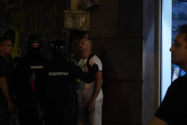 Beograd: Žandarmerija je uništila blokadu kod Strojarskog fakulteta i krenula prema Pravnom