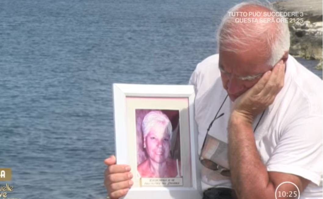 Sjede skupa pokraj mora: Nosi fotografiju mrtve žene na plažu