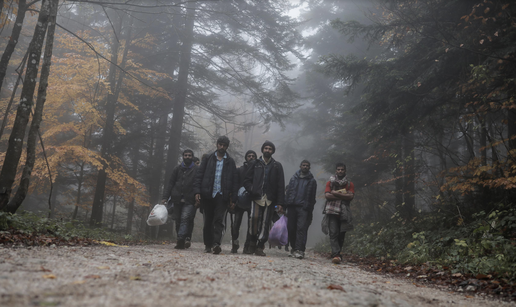 Pucao je u zrak, poskliznuo se, a metak je pogodio migranta