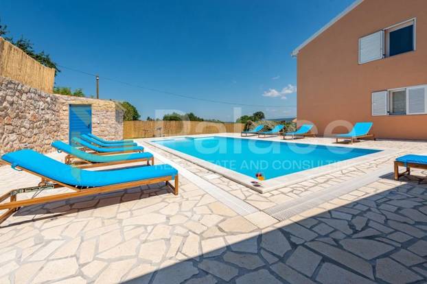 FOTO Najjeftinija vila na otoku Pašmanu ima bazen, ljetnu kuhinju i 300 metara do plaže!