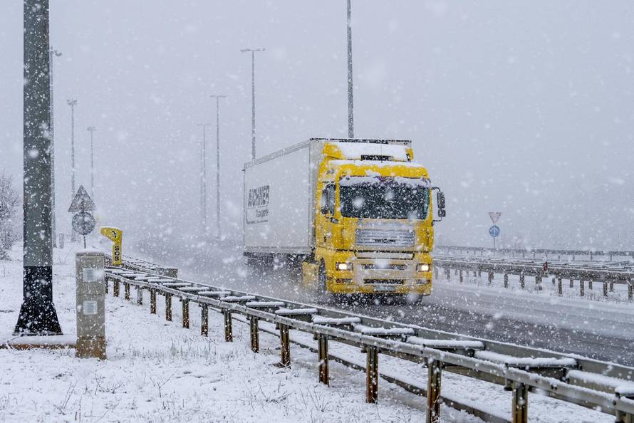 Zimski uvjeti na A1 između čvora Perušić i čvora Gospić