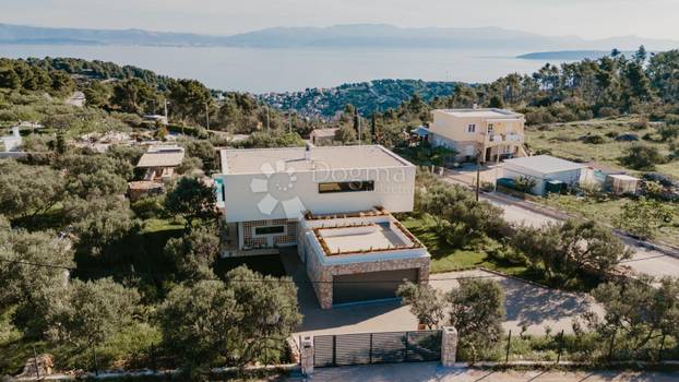 FOTO Nikad viđeno! Prodaje se vila na Šolti. Stoljetna maslina vam raste kraj kauča. Evo cijene