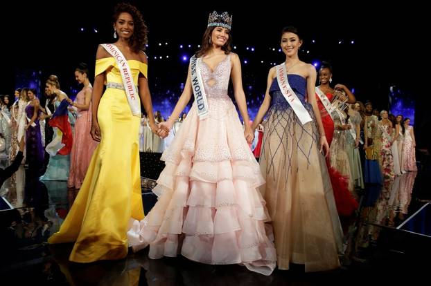 Miss Puerto Rico Stephanie Del Valle stands with runner ups after winning the Miss World 2016 Competition in Oxen Hill, Maryland.