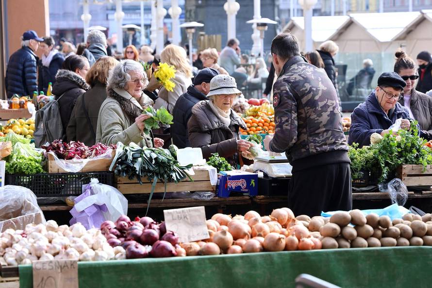 Zagreb: Topli i sunčani petak doveo veliki broj kupaca na standove Dolca Pod zidom i na Splavnici