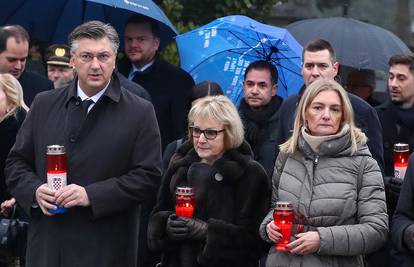 FOTO Nevenka Tuđman s vrhom HDZ-a i Plenkovićem odala je počast ocu na groblju Mirogoj