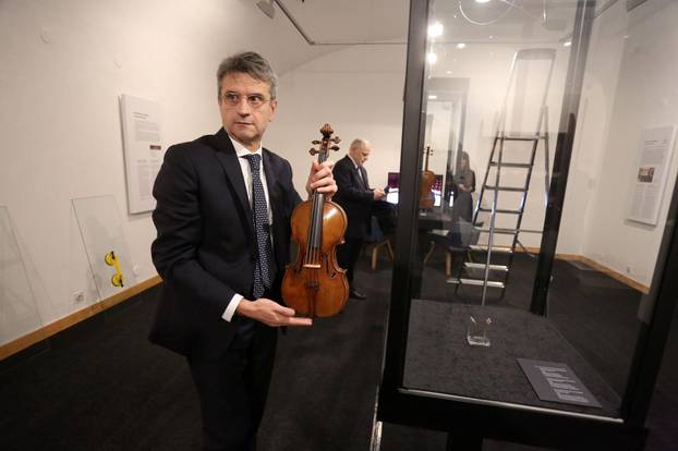 U Rijeci otvorena izložba "Violinom iznad granica / Stradivari u Rijeci - Kresnik i Cremona"