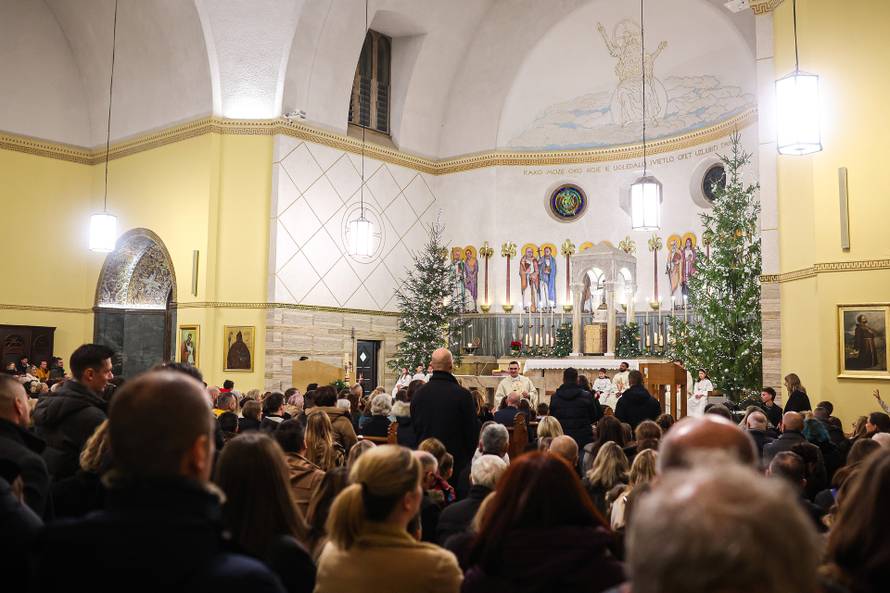 EKSKLUZIVNO: Premijer Plenković sa suprugom Anom  na misi za Badnjak 