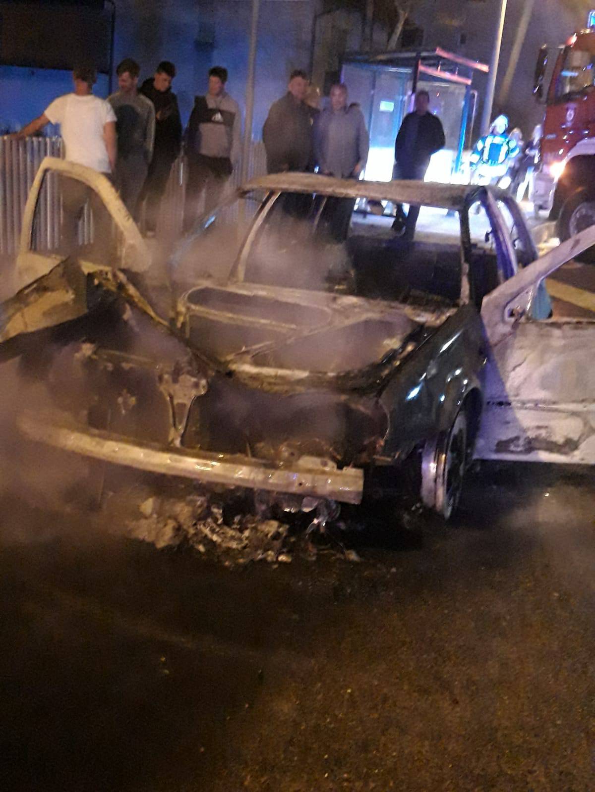 U Buševcu kraj Velike Gorice izgorio auto: 'Mislili smo da pucaju petarde, pa osjetili dim'
