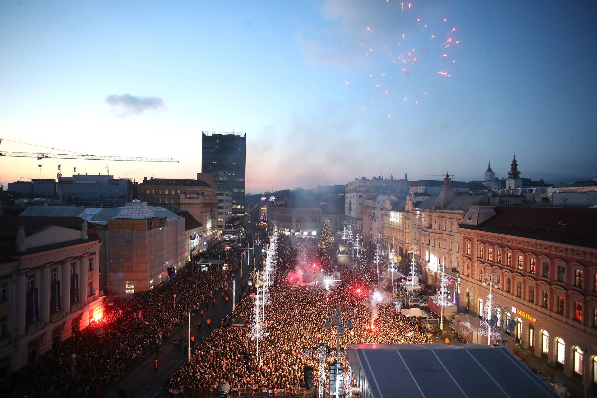 Zagreb: Pogled na glavni Trg prepun navija?a koji su spremni za do?ek Vatrenih