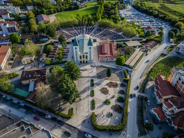 Međugorje: Poslijepodnevna misa ispred crkve sv. Jakova na Uskrs