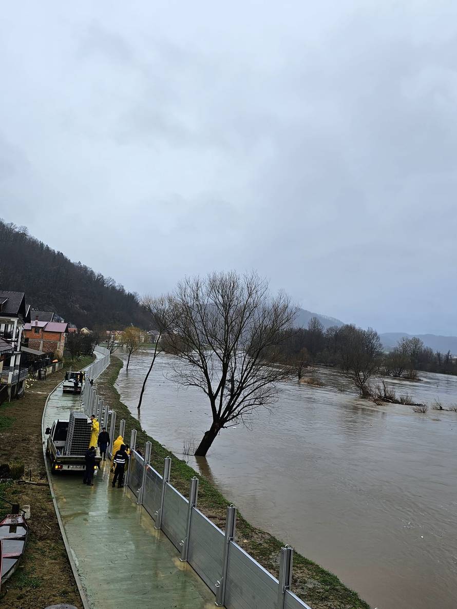 VIDEO Raste Una u Hrvatskoj Kostajnici: Prvi put će testirati novi sustav obrane od poplava