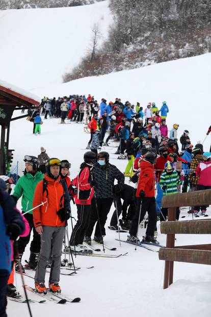 Mrkopalj: Mnogobrojni skijaši pohrlili na uživanje u snijegu u goranskom skijalištu Čelimbaša