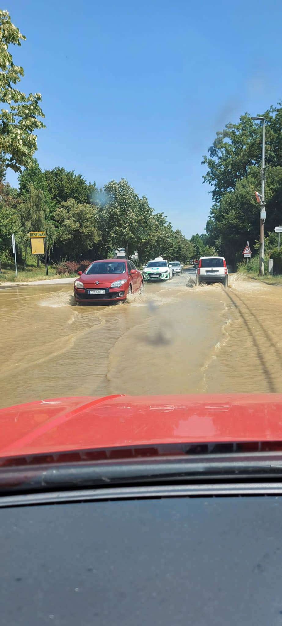Pogledajte snimke iz Zaprešića: Grad ima rivu! Poplava na cesti, voda ljudima ulazila u dvorišta