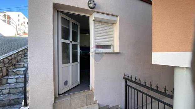 FOTO WC im stoji 'u koso' da se može proći. Ovih 18m2 prodaju u Crikvenici. Pogledajte cijenu
