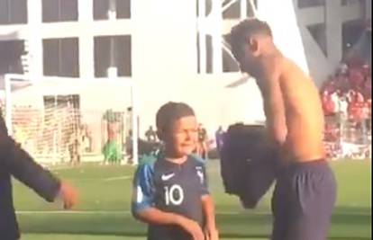 Neymar poklonio dres dječaku te mu izmamio suze na lice...