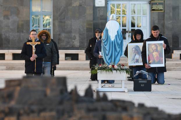 Sibenik: Molitelji krunice sveke prve subote na gardskom trgu