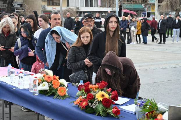 Kočani: Građani odaju počast poginulima u požaru diskoteke