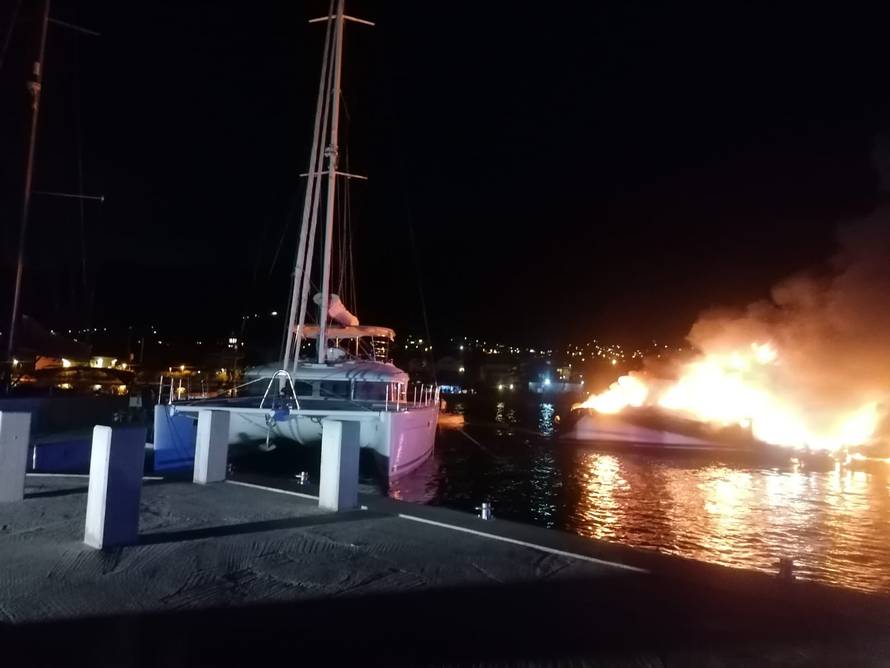 UŽIVO IZ MARINE: Jedan brod se zapalio i otplutao. Vatra se proširila na još pet brodova