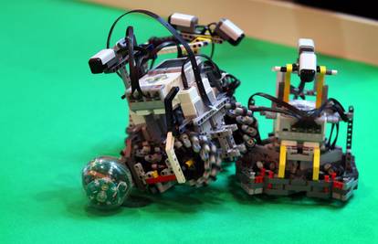 Na FER-u možete kroz zabavu i igru programirati LEGO robote