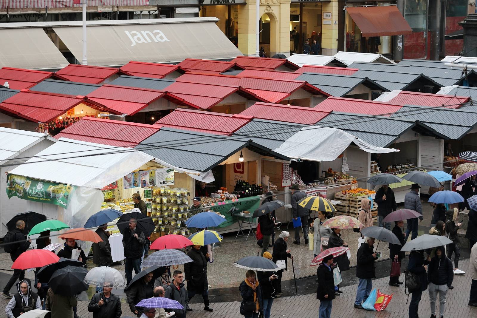 Zagreb: Na Trgu bana Jelačića postavljene drvene kućice