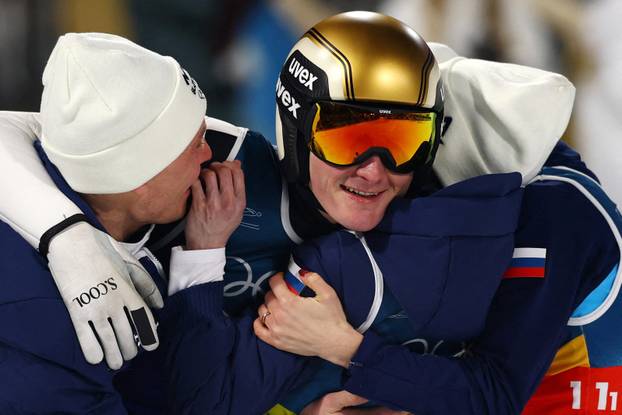 FOTO Slovenci prvi u skijaškim skokovima, brat i sestra osvojili zlato u curlingu, Shiffrin druga