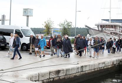 Šibenik: Unatoč kiši grupa turista prošetala je gradom