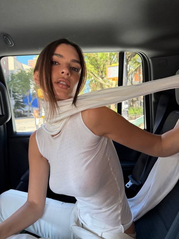 FOTO Emily Ratajkowski u uskoj majici pokazala bradavice