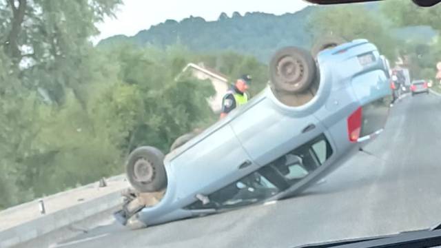 Prometna u Tušiloviću: Auto se prevrnuo na krov, vozačica (25) je prebačena u bolnicu Karlovac