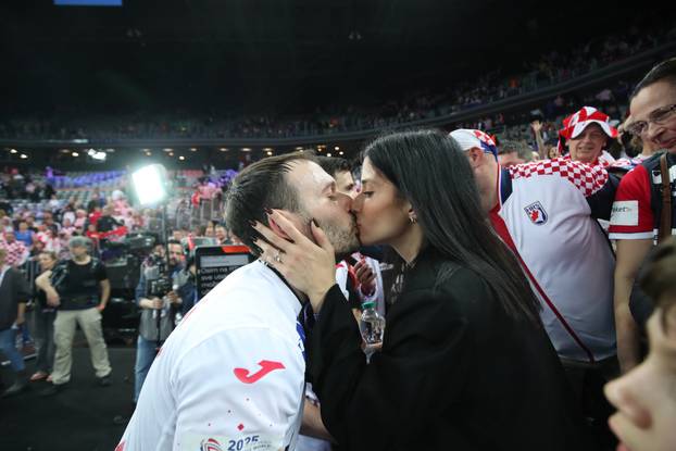Ivan Martinović proslavio pobjedu nad Islandom poljupcem svoje supruge Miriam 