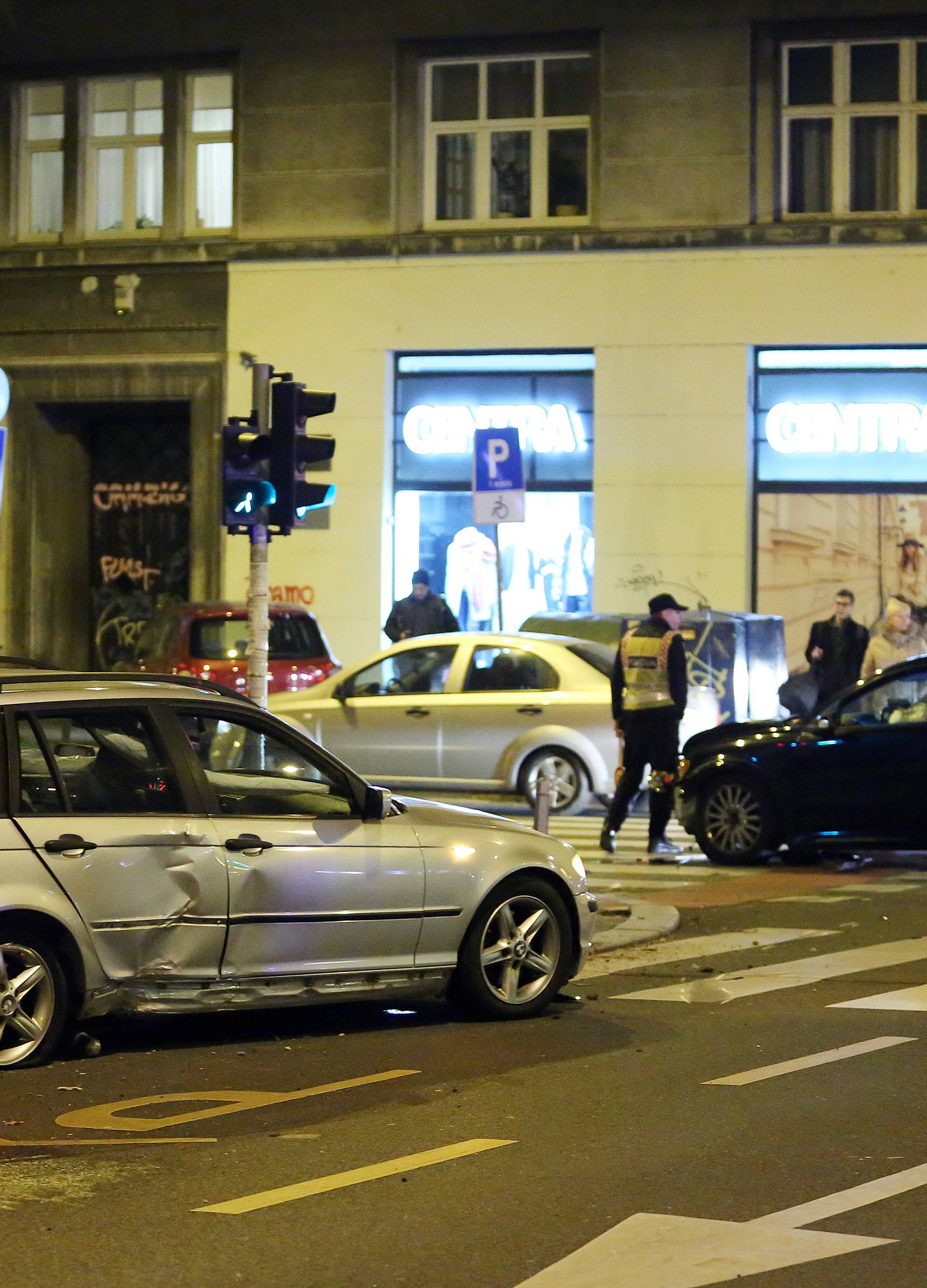 Prošao kroz crveno? Od siline udara BMW odbačen na pločnik