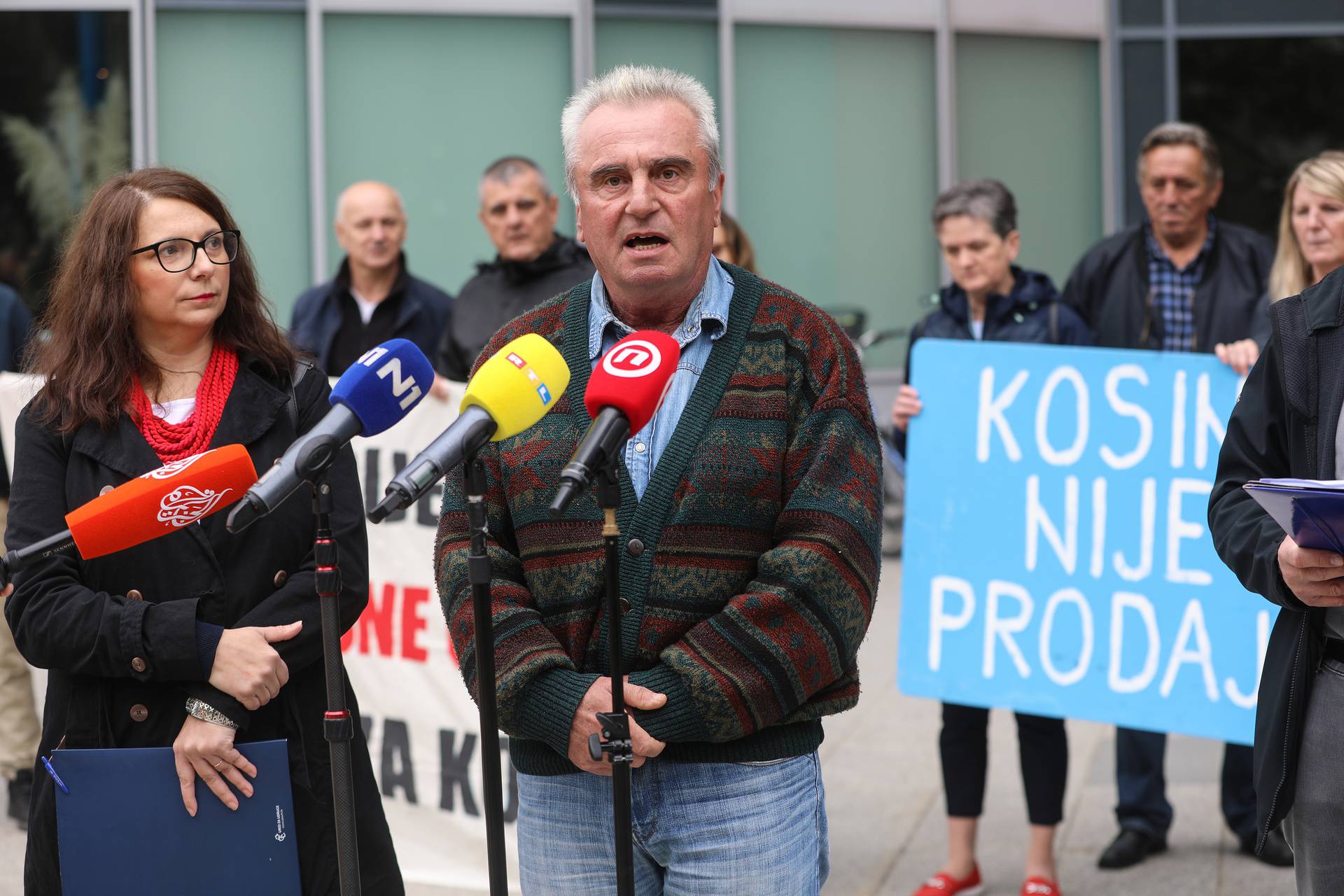Zagreb: Prosvjedna akcija Kosinjana protiv hidroelektrane Kosinj