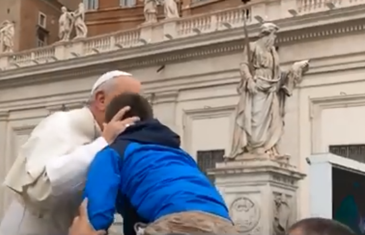 Ostvarila mu se želja: Papa je poljubio teško bolesnog dječaka
