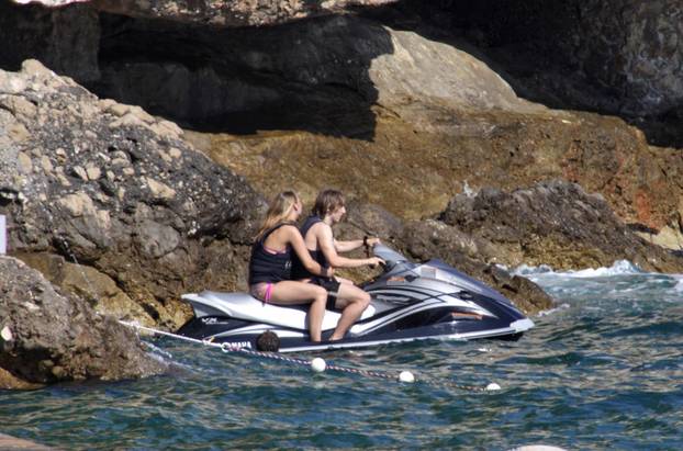 ARHIVA - Dubrovnik, 2009. Luka Modri? uživao s djevojkom Vanjom Bosni? na jet skiju