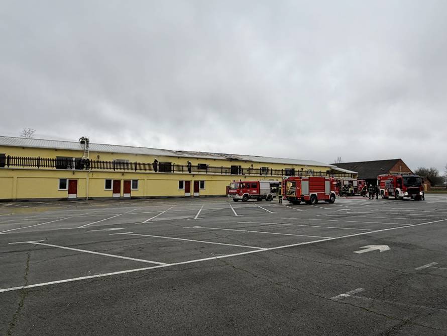 FOTO Gorjelo krovište sale za vjenčanje u Kutjevu, požar gasilo 26 vatrogasaca...