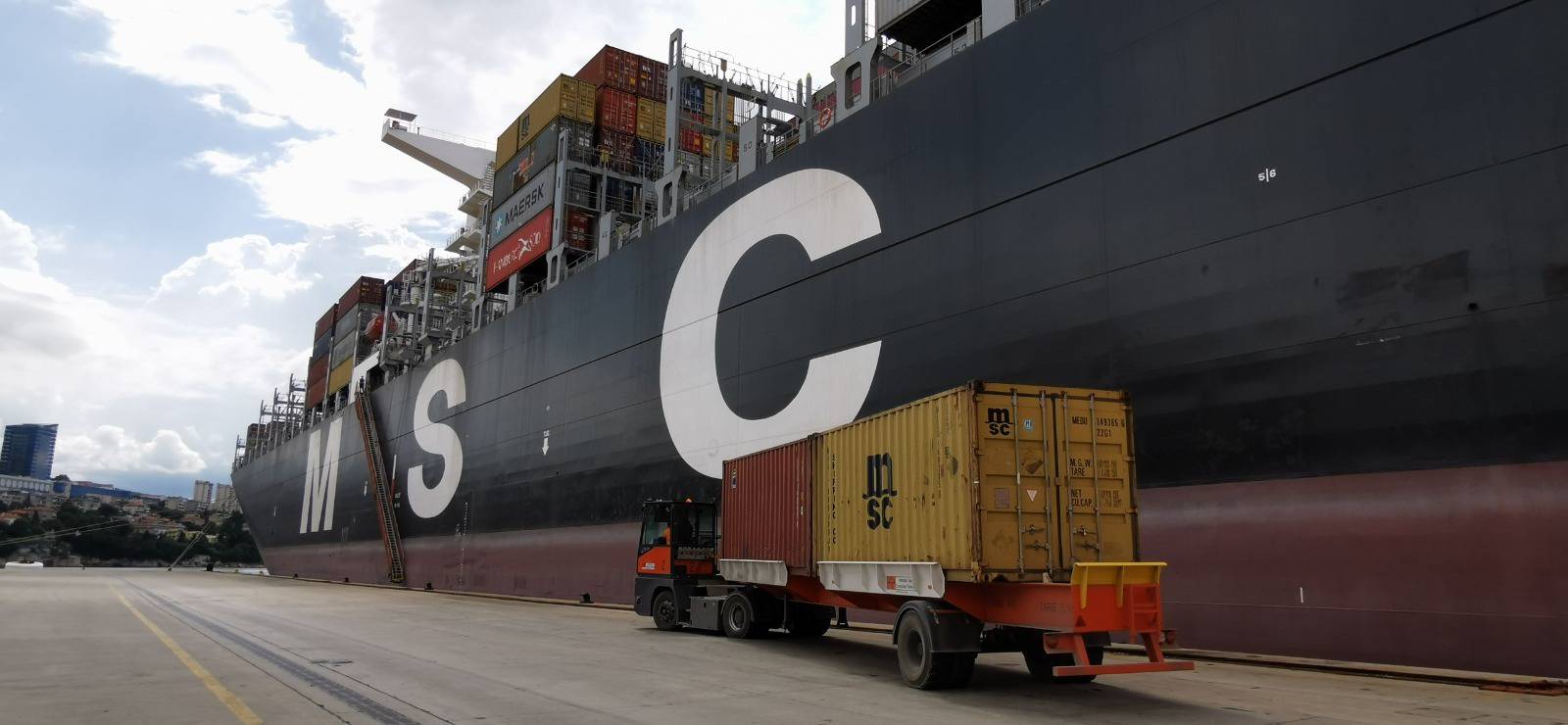 Brodom iz Kine stiglo oko 214 tona naočala i zaštitnih odijela vrijednih 10,8 milijuna dolara