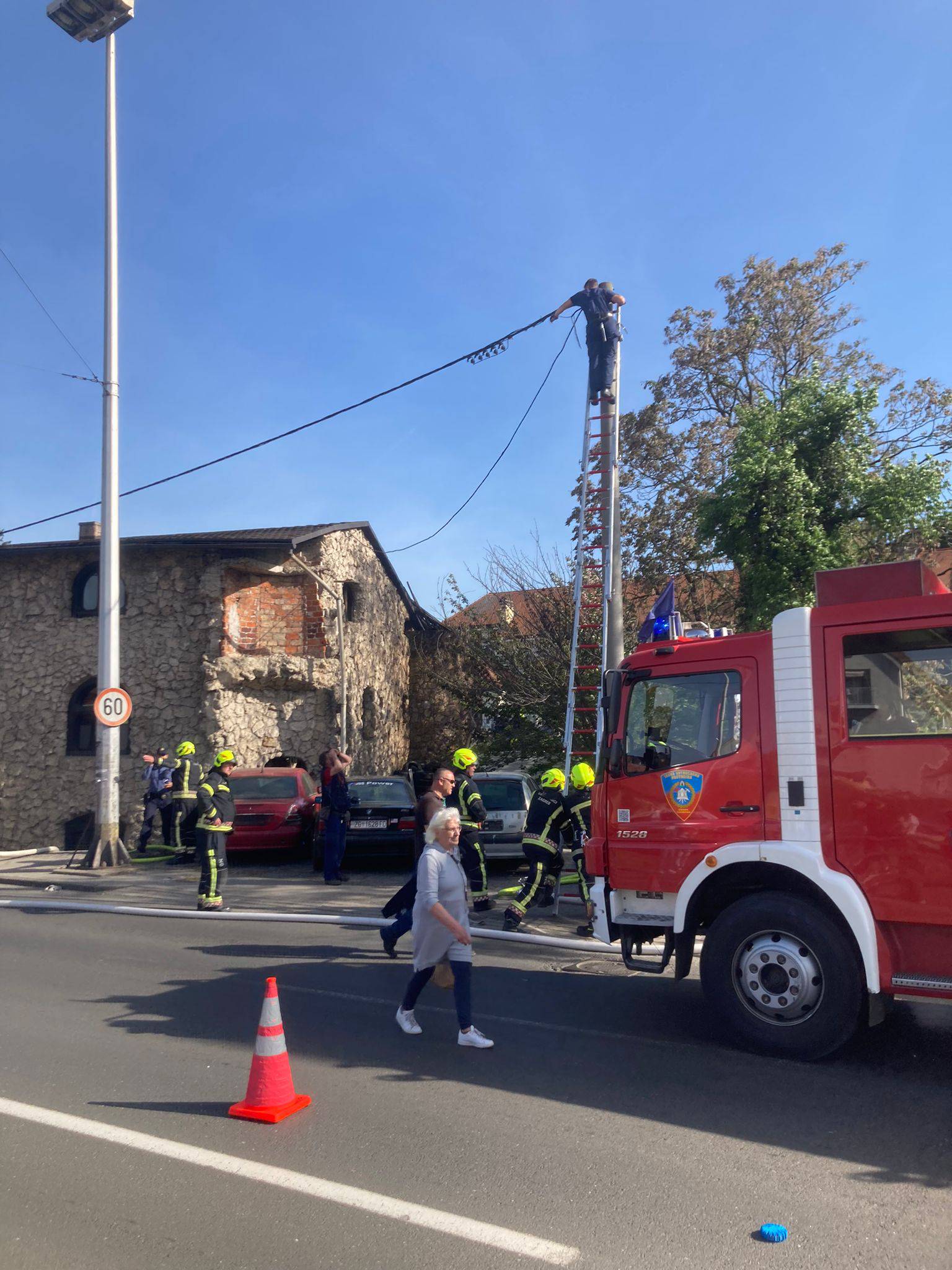 VIDEO Zapalio se auto otpad na Vukovarskoj u Zagrebu: 'Smrdi po plastici, ulica je zadimljena'