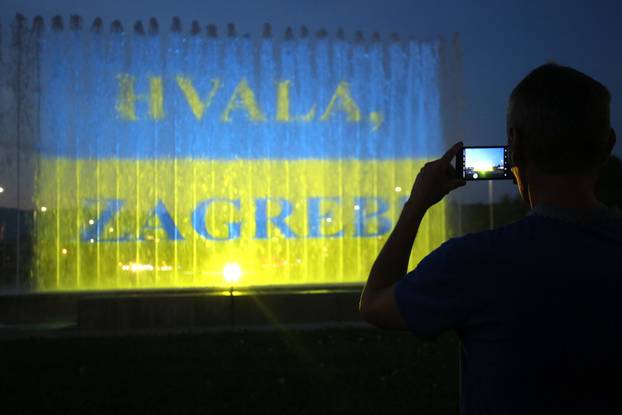 Zagreb: Ukrajiska zastava na fontanama povodom obljetnice Dana neovisnosti Ukrajine 